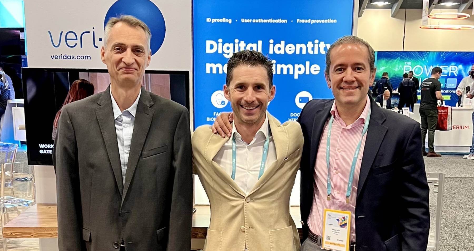 De izquierda a derecha, Michel Nerrant, Senior Vice President en Norteamérica; Eduardo Azanza, CEO de Veridas; y Mauricio Guijarro, Vicepresidente de Ventas para las Américas.